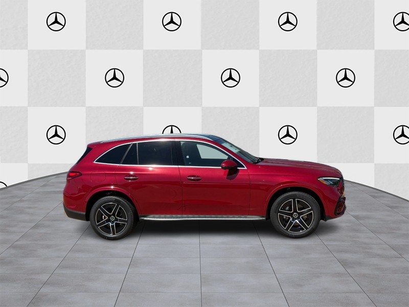 Mercedes-Benz GLC Vehicle Full-screen Gallery Image 2