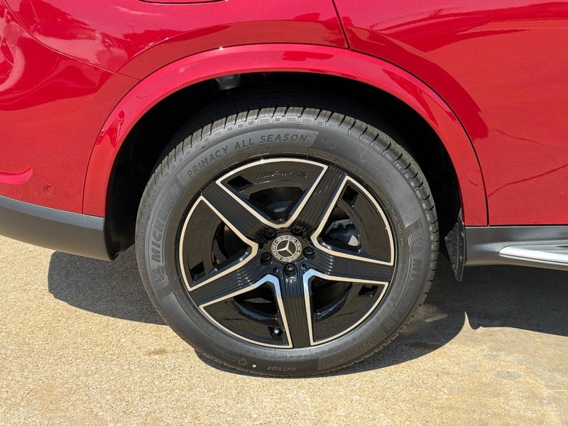 Mercedes-Benz GLC Vehicle Full-screen Gallery Image 4