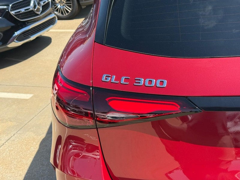 Mercedes-Benz GLC Vehicle Full-screen Gallery Image 5