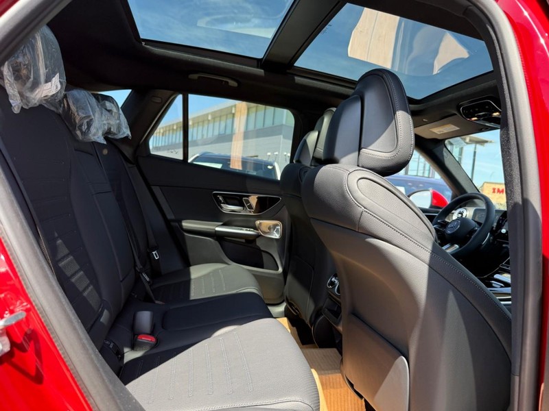 Mercedes-Benz GLC Vehicle Full-screen Gallery Image 8