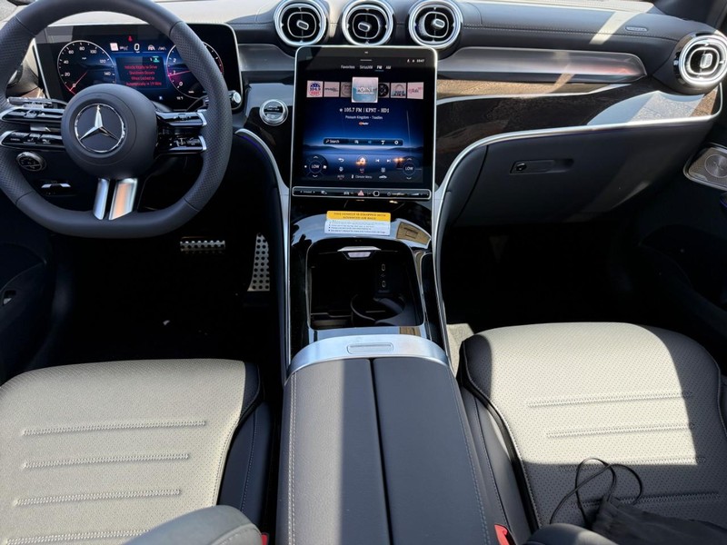 Mercedes-Benz GLC Vehicle Full-screen Gallery Image 9