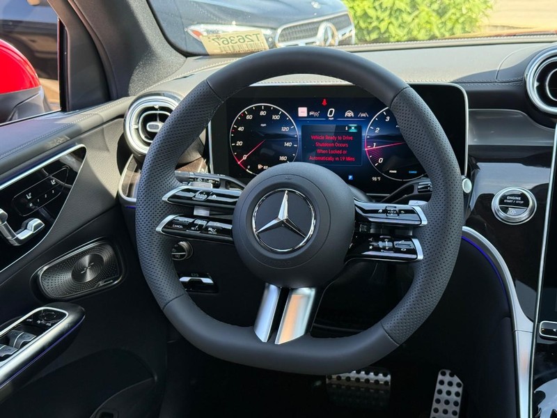 Mercedes-Benz GLC Vehicle Full-screen Gallery Image 10