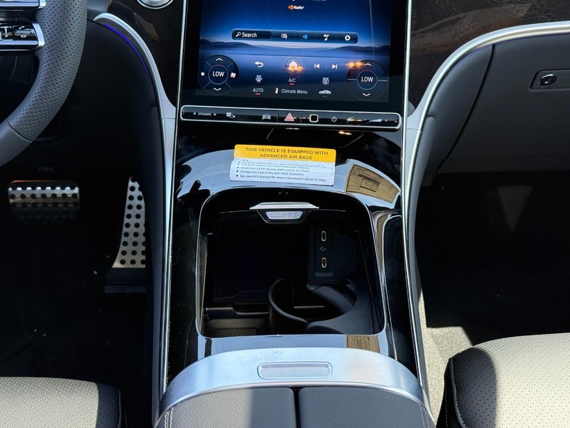 Mercedes-Benz GLC Vehicle Full-screen Gallery Image 13