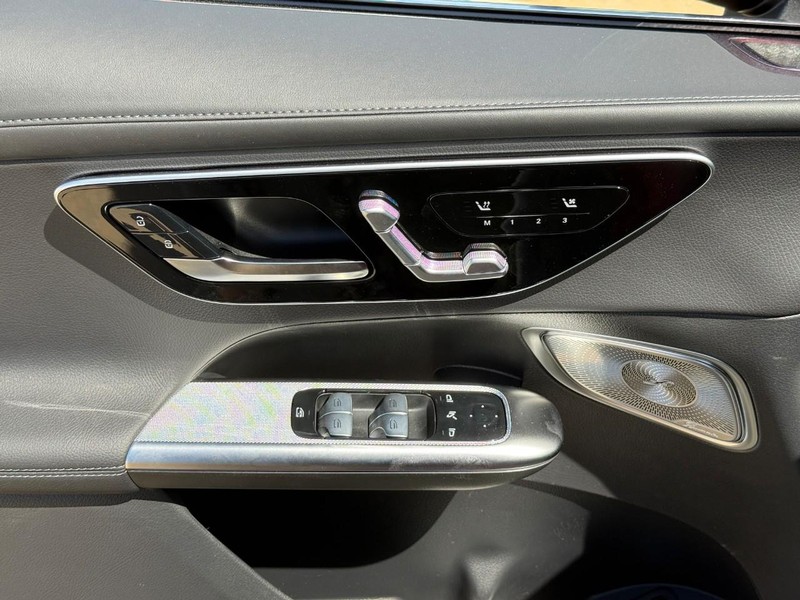 Mercedes-Benz GLC Vehicle Full-screen Gallery Image 14
