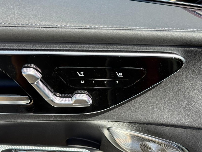 Mercedes-Benz GLC Vehicle Full-screen Gallery Image 15