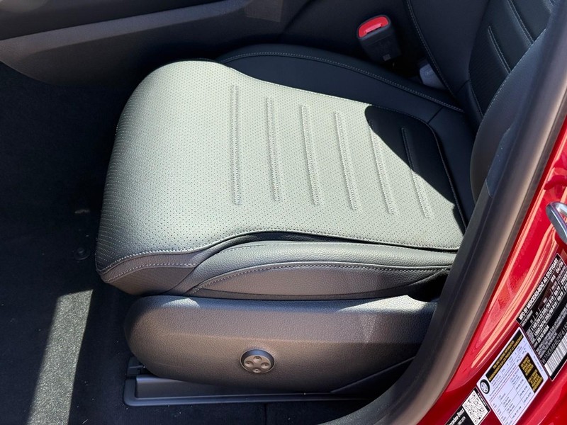 Mercedes-Benz GLC Vehicle Full-screen Gallery Image 16