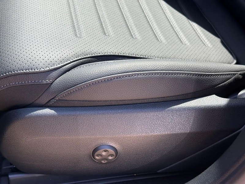 Mercedes-Benz GLC Vehicle Full-screen Gallery Image 17