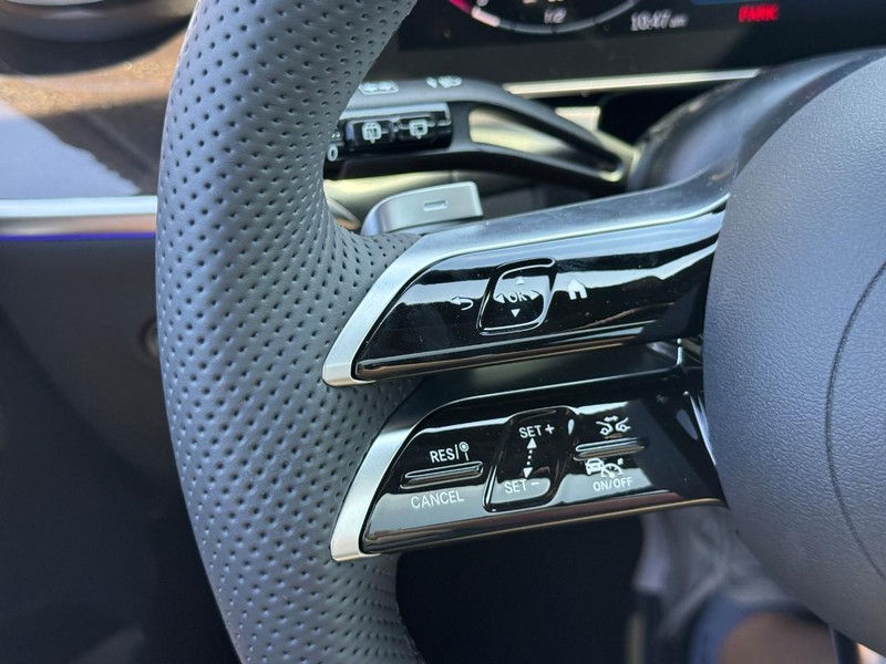 Mercedes-Benz GLC Vehicle Full-screen Gallery Image 18