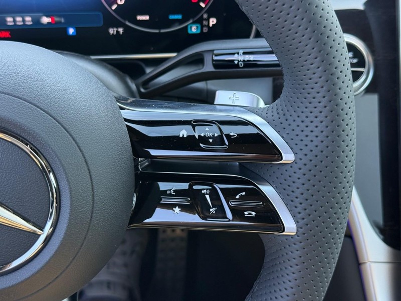 Mercedes-Benz GLC Vehicle Full-screen Gallery Image 19