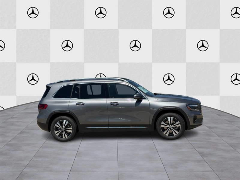 Mercedes-Benz GLB Vehicle Full-screen Gallery Image 2