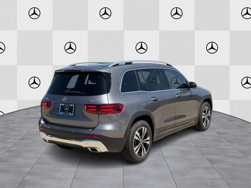Mercedes-Benz GLB Vehicle Full-screen Gallery Image 3