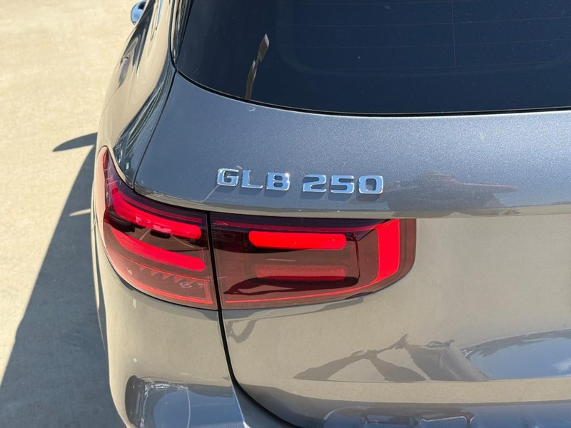 Mercedes-Benz GLB Vehicle Full-screen Gallery Image 4