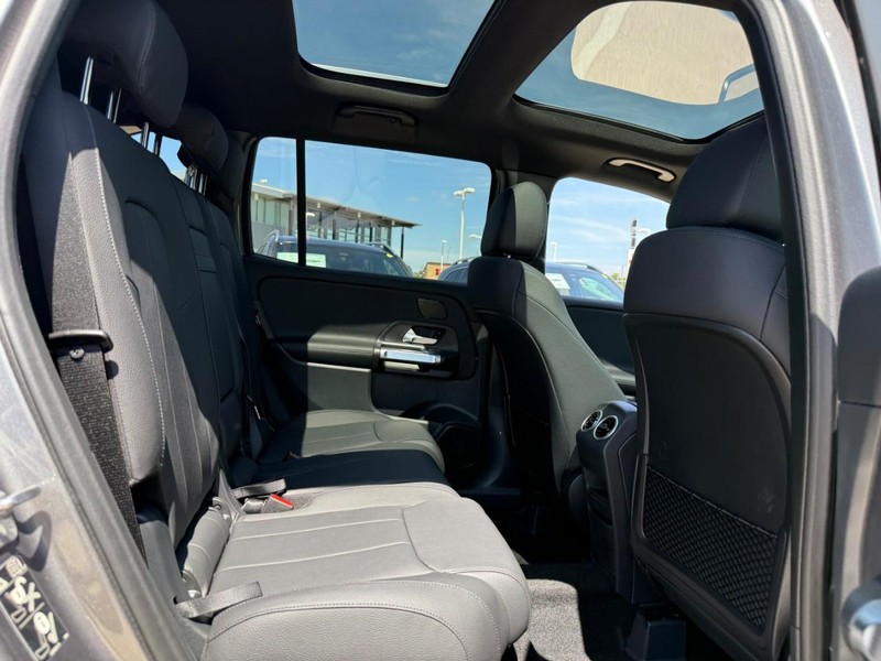 Mercedes-Benz GLB Vehicle Full-screen Gallery Image 7