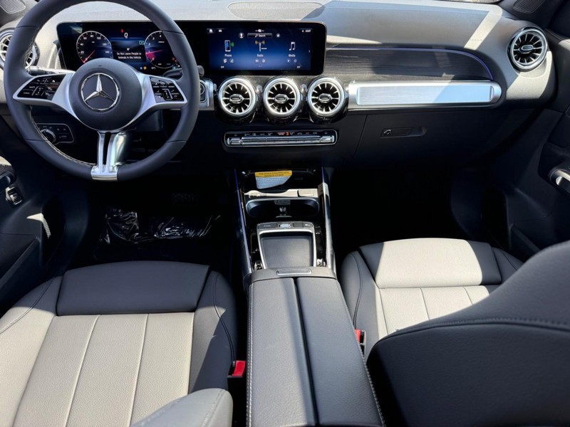 Mercedes-Benz GLB Vehicle Full-screen Gallery Image 8
