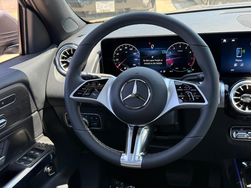 Mercedes-Benz GLB Vehicle Full-screen Gallery Image 9