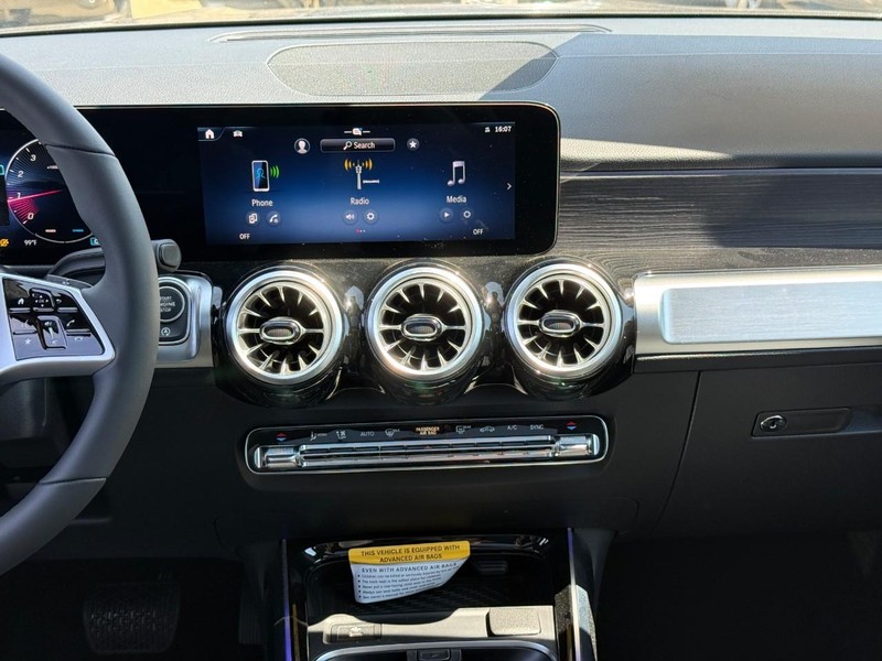 Mercedes-Benz GLB Vehicle Full-screen Gallery Image 10