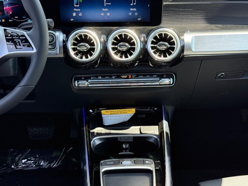 Mercedes-Benz GLB Vehicle Full-screen Gallery Image 11