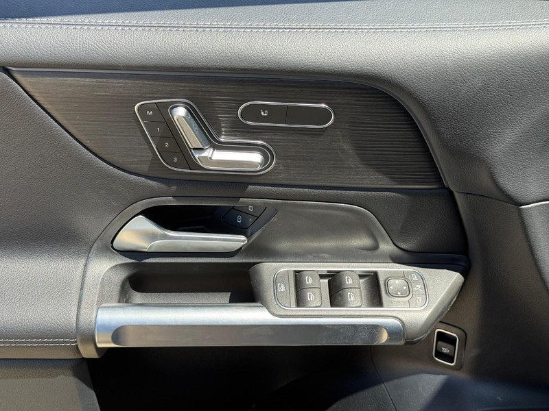 Mercedes-Benz GLB Vehicle Full-screen Gallery Image 12
