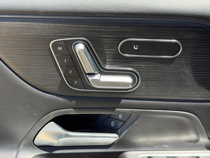 Mercedes-Benz GLB Vehicle Full-screen Gallery Image 13