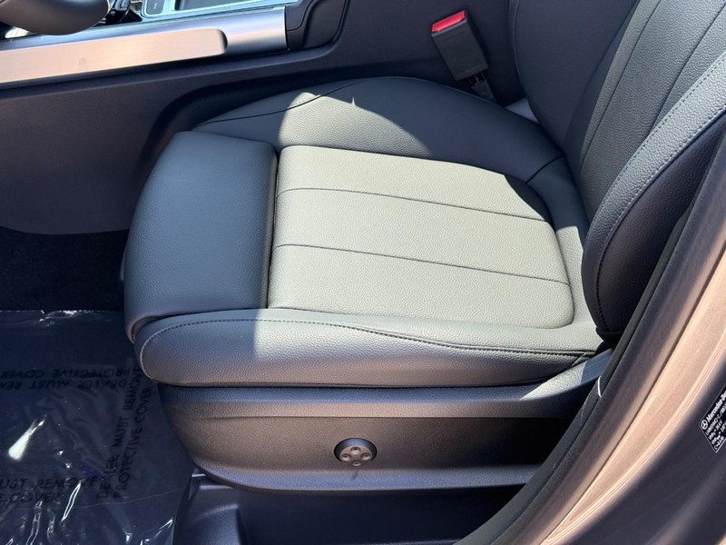 Mercedes-Benz GLB Vehicle Full-screen Gallery Image 14