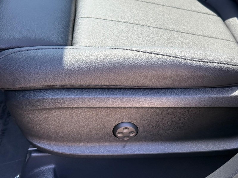 Mercedes-Benz GLB Vehicle Full-screen Gallery Image 15