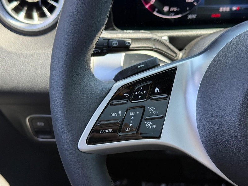 Mercedes-Benz GLB Vehicle Full-screen Gallery Image 16