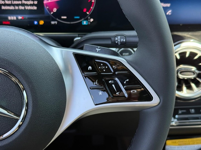 Mercedes-Benz GLB Vehicle Full-screen Gallery Image 17