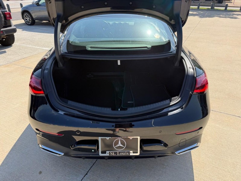 Mercedes-Benz CLE Vehicle Full-screen Gallery Image 8