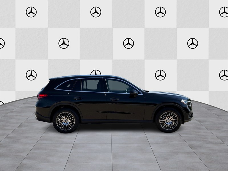 Mercedes-Benz GLC Vehicle Full-screen Gallery Image 2