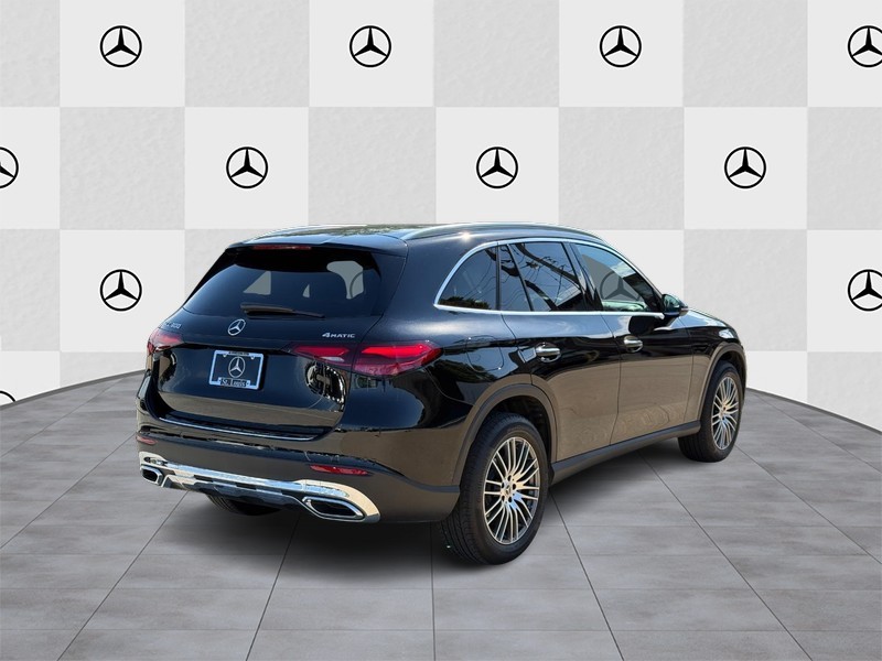 Mercedes-Benz GLC Vehicle Full-screen Gallery Image 3