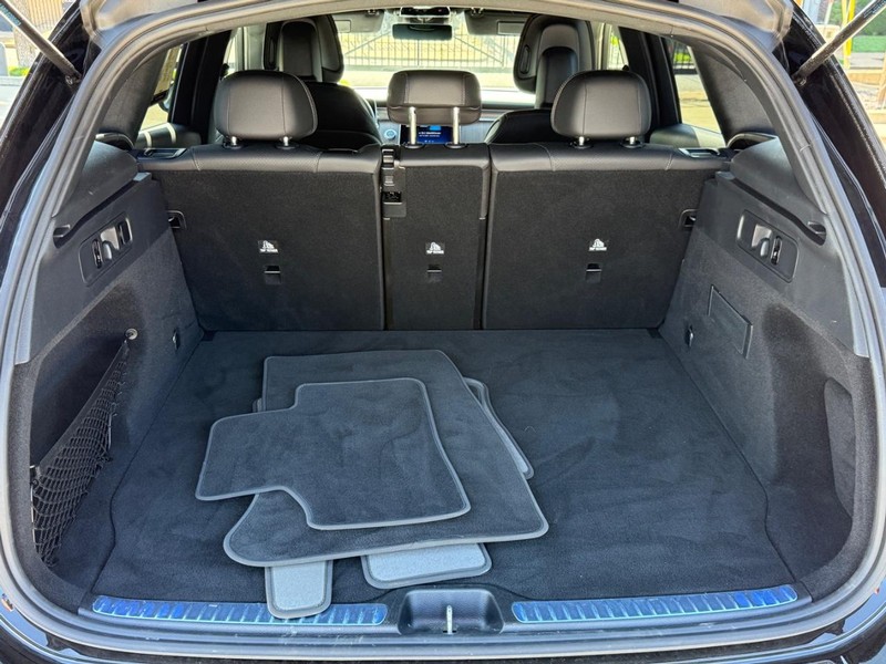 Mercedes-Benz GLC Vehicle Full-screen Gallery Image 4
