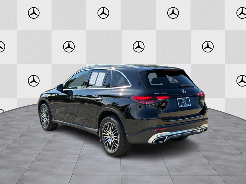 Mercedes-Benz GLC Vehicle Full-screen Gallery Image 6