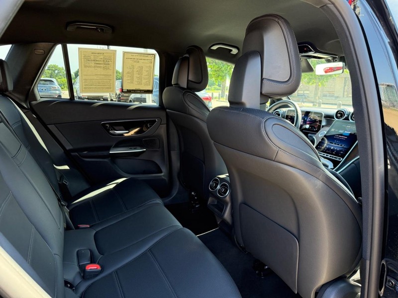 Mercedes-Benz GLC Vehicle Full-screen Gallery Image 10