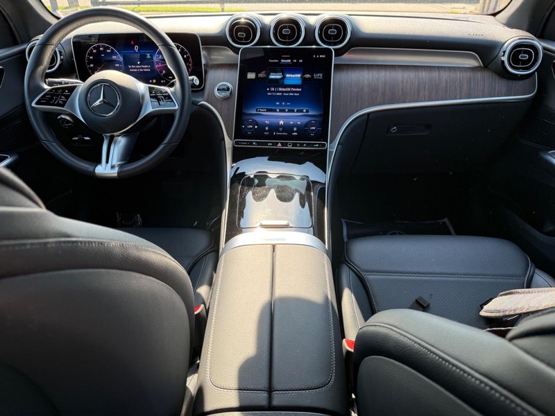 Mercedes-Benz GLC Vehicle Full-screen Gallery Image 11