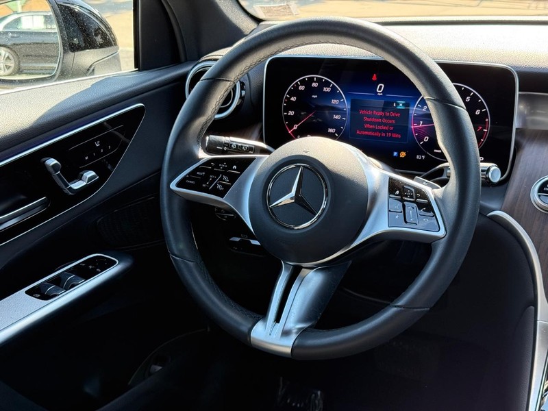 Mercedes-Benz GLC Vehicle Full-screen Gallery Image 12