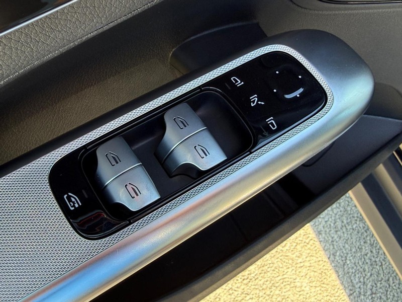 Mercedes-Benz GLC Vehicle Full-screen Gallery Image 14