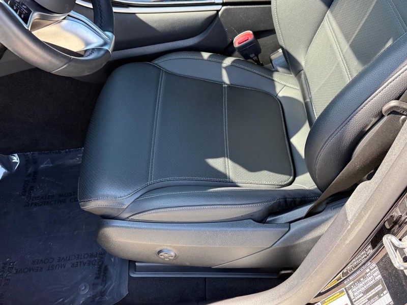 Mercedes-Benz GLC Vehicle Full-screen Gallery Image 16