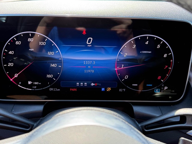 Mercedes-Benz GLC Vehicle Full-screen Gallery Image 19