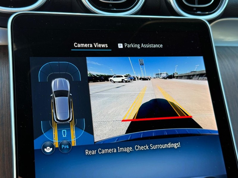 Mercedes-Benz GLC Vehicle Full-screen Gallery Image 21