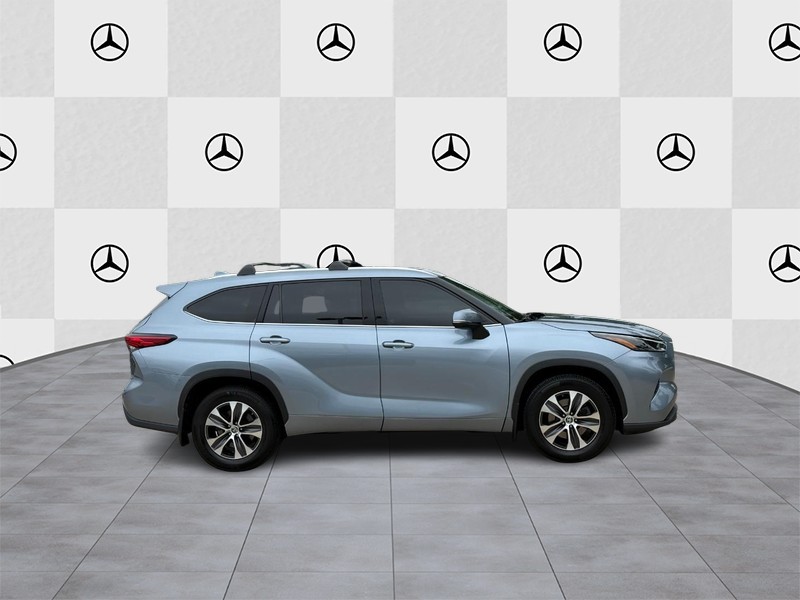 Toyota Highlander Vehicle Full-screen Gallery Image 2