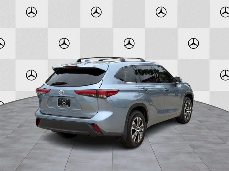 Toyota Highlander Vehicle Full-screen Gallery Image 3