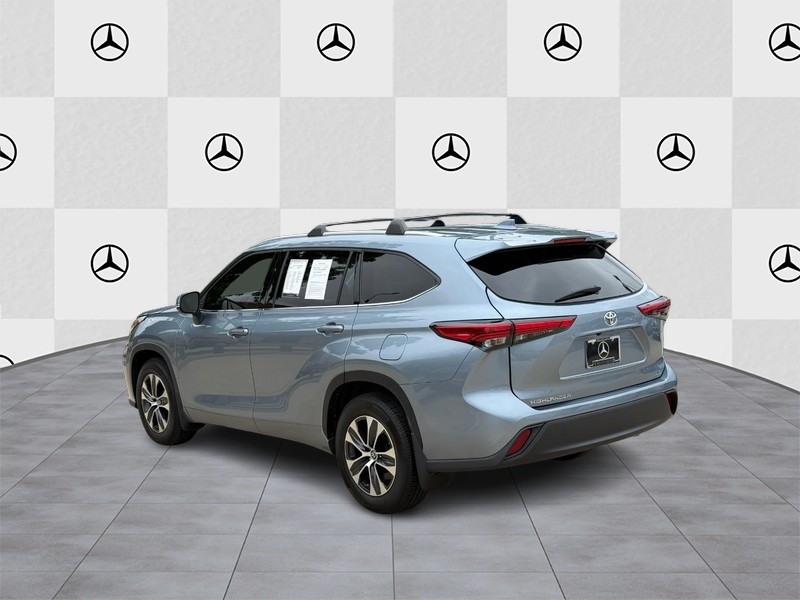 Toyota Highlander Vehicle Full-screen Gallery Image 4