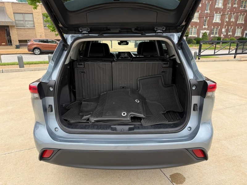 Toyota Highlander Vehicle Full-screen Gallery Image 8