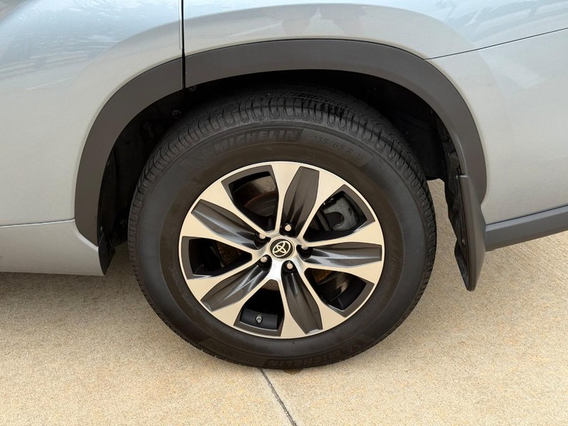 Toyota Highlander Vehicle Full-screen Gallery Image 9