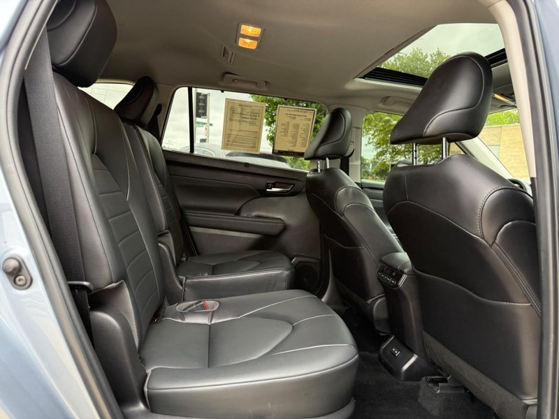 Toyota Highlander Vehicle Full-screen Gallery Image 11