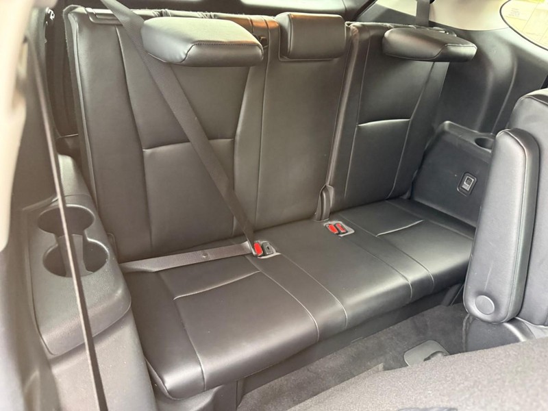 Toyota Highlander Vehicle Full-screen Gallery Image 12
