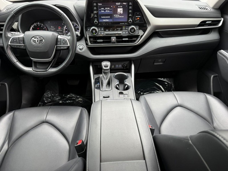 Toyota Highlander Vehicle Full-screen Gallery Image 13