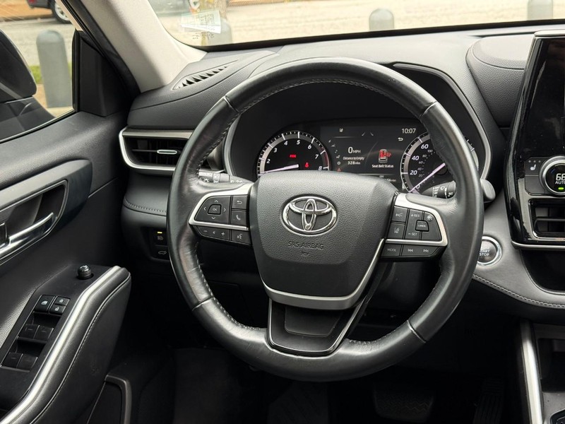 Toyota Highlander Vehicle Full-screen Gallery Image 14