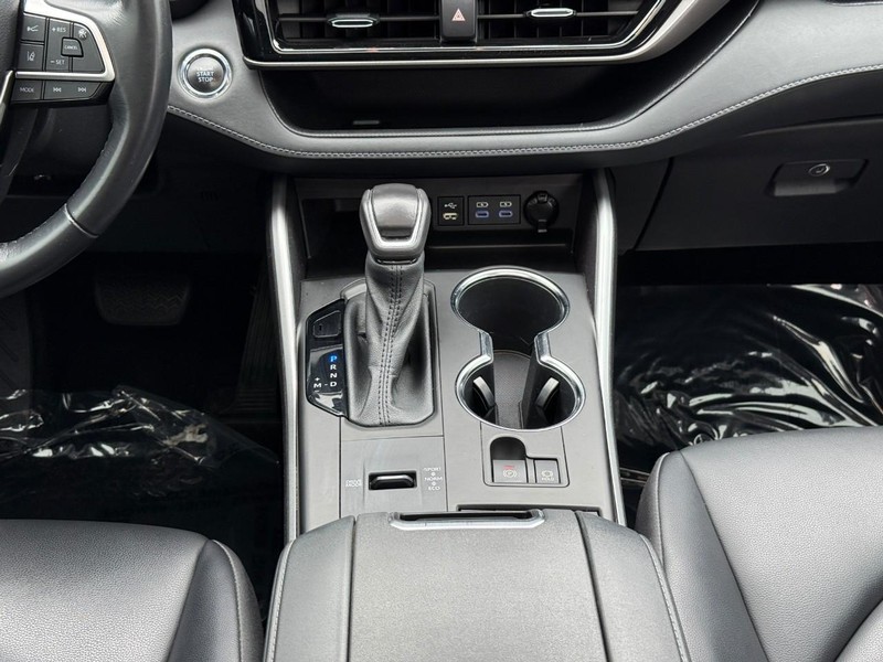 Toyota Highlander Vehicle Full-screen Gallery Image 17