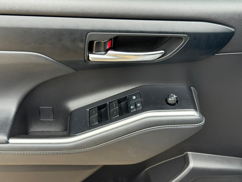 Toyota Highlander Vehicle Full-screen Gallery Image 18